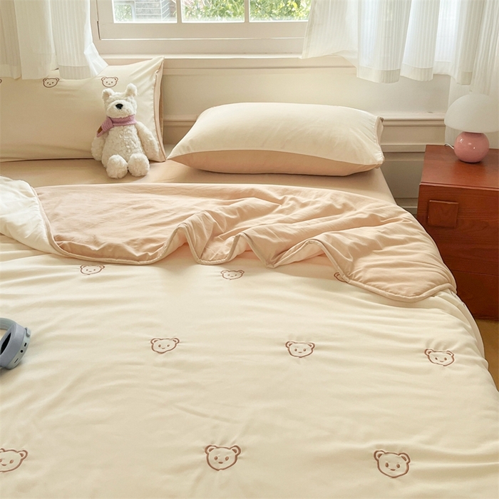 91家纺网 家纺一手货源 找家纺 盛秋家纺 2026新款A类水洗棉刺绣夏被 奶昔白小熊