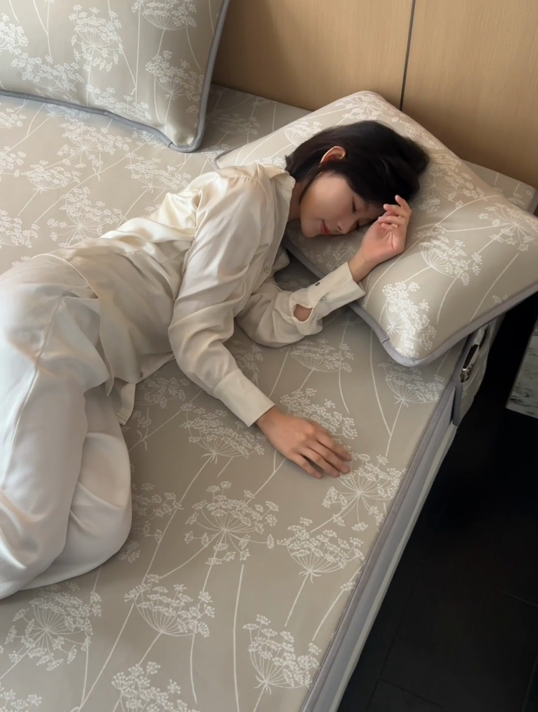 91家纺网 家纺一手货源 找家纺 千朵森 2025新款冰岛冰感丝床笠款凉席三件套-风格二 冰岛-浅茶杏