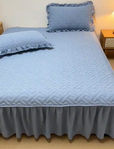 91家纺网 家纺一手货源 找家纺 屹成家纺 2025新款水洗泡泡棉床裙 帝天蓝