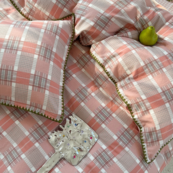 91家纺网 家纺一手货源 找家纺 金丝鸟家纺 2025新款全棉双层纱贝壳边四件套格子系列 怀秋豆沙格