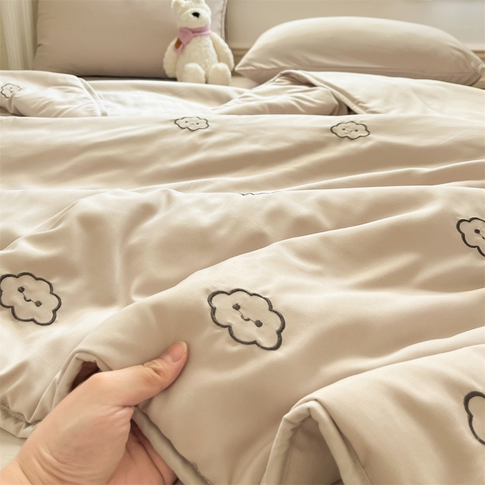 91家纺网 家纺一手货源 找家纺 盛秋家纺 2026新款A类水洗棉刺绣夏被 山灰云朵