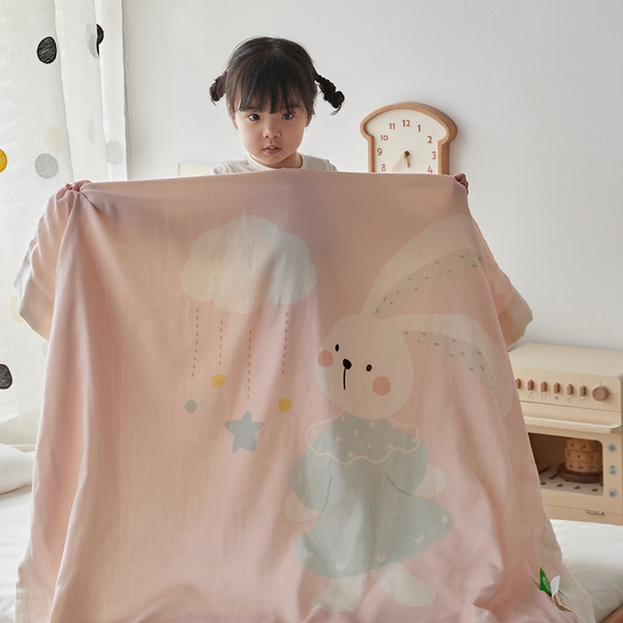 91家纺网 家纺一手货源 找家纺 荷马之梦 2025新款A类原创卡通数码印花全棉双层纱儿童盖毯-轻氧系列 蓝风铃兔