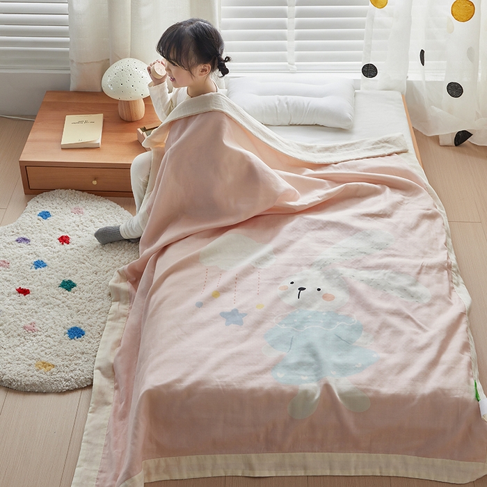 91家纺网 家纺一手货源 找家纺 荷马之梦 2025新款A类原创卡通数码印花全棉双层纱儿童盖毯-轻氧系列 蓝风铃兔