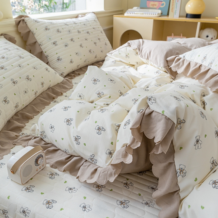 91家纺网 家纺一手货源 找家纺 珍爱家纺 2025新款A类针织棉双层纱夹棉床盖床裙花边单件三件四件套宝贝熊