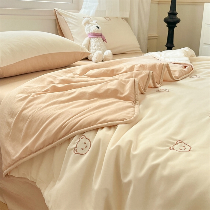 91家纺网 家纺一手货源 找家纺 盛秋家纺 2026新款A类水洗棉刺绣夏被 奶昔白小熊