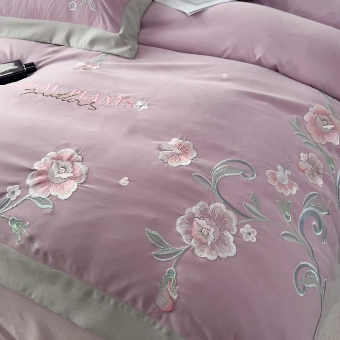 91家纺网 家纺一手货源 找家纺 曲之慕 2025新品四季款高端刺绣四件套简约可水洗轻奢纯色刺绣四件套 馨花漫舞烟紫