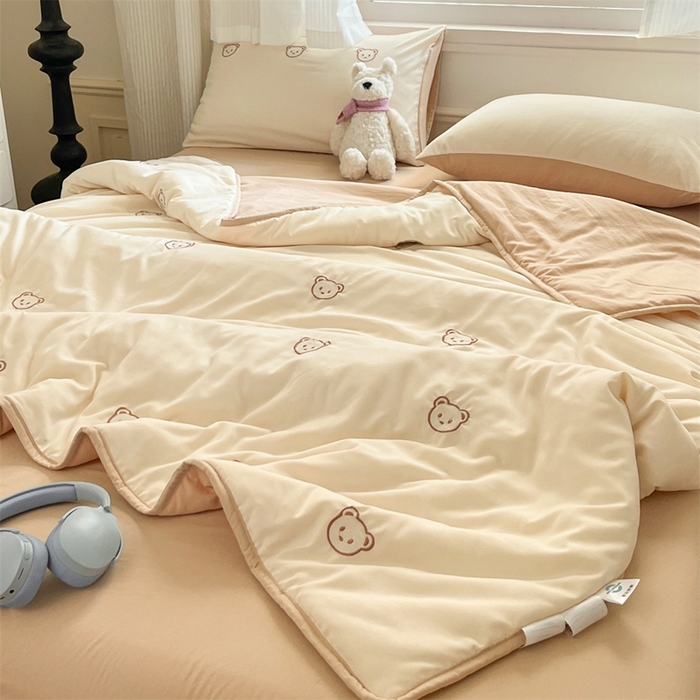 91家纺网 家纺一手货源 找家纺 盛秋家纺 2026新款A类水洗棉刺绣夏被 奶昔白小熊