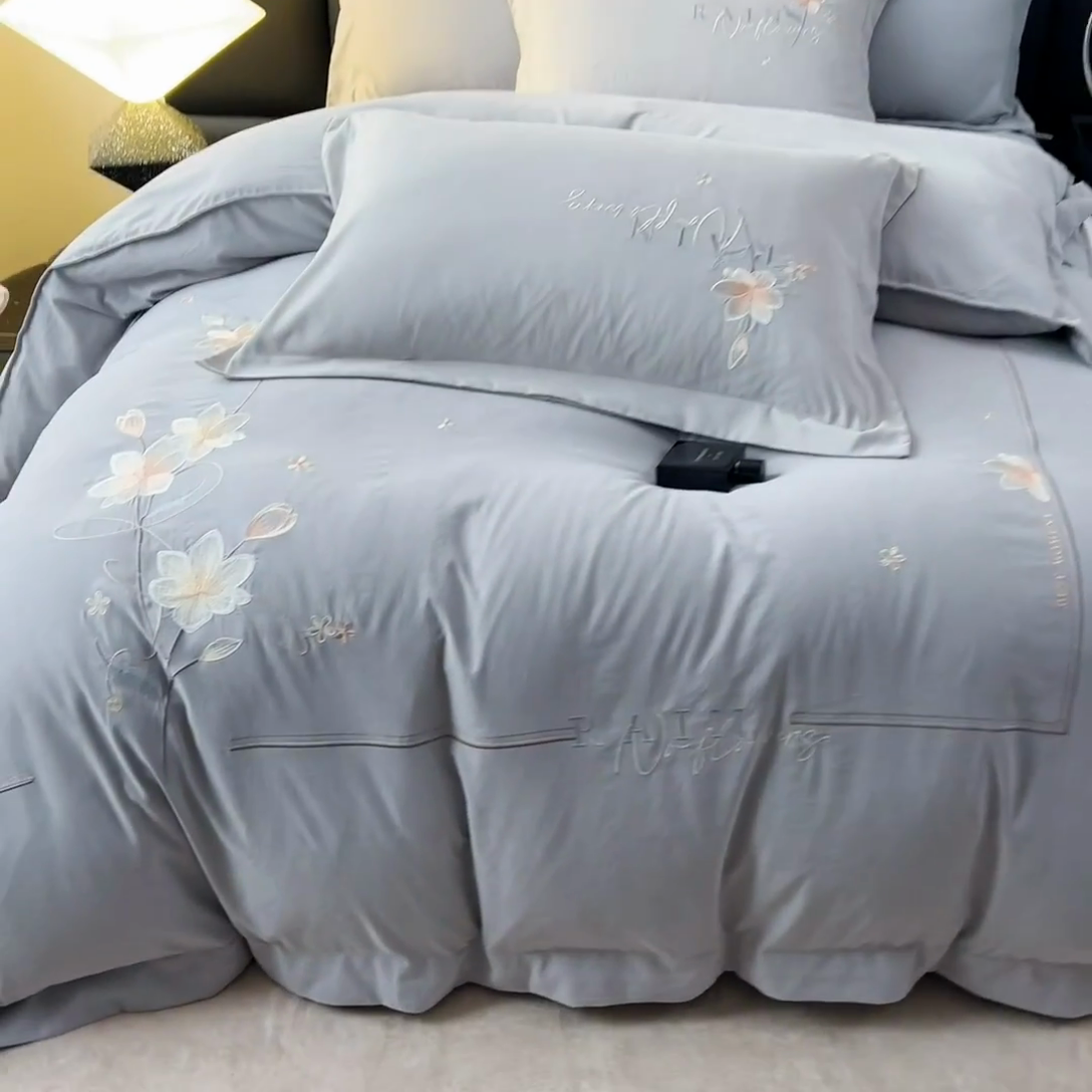 91家纺网 家纺一手货源 找家纺 曲之慕 2025新品四季款高端刺绣四件套简约可水洗轻奢纯色刺绣四件套 流光都市灰