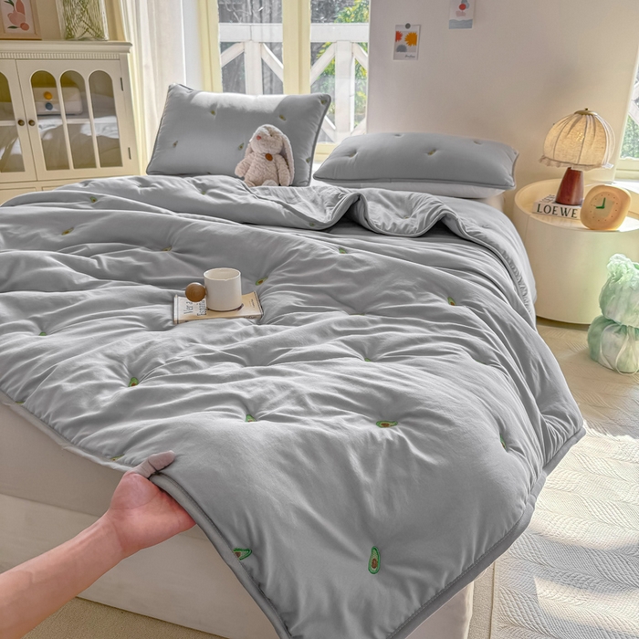 91家纺网 家纺一手货源 找家纺 萌飞 2025新款A类亲肤大豆棉刺绣夏被四件套 牛油果灰