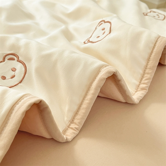 91家纺网 家纺一手货源 找家纺 盛秋家纺 2026新款A类水洗棉刺绣夏被 奶昔白小熊