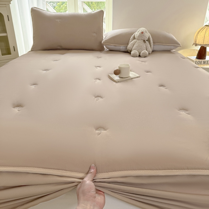 91家纺网 家纺一手货源 找家纺 萌飞 2025新款A类亲肤大豆棉刺绣夹棉床笠床褥学生床垫 银杏叶驼