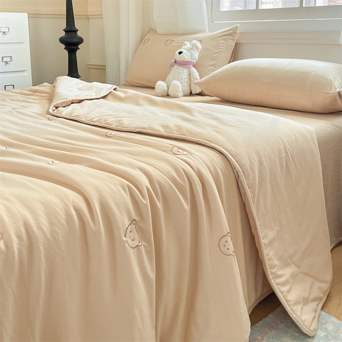 91家纺网 家纺一手货源 找家纺 盛秋家纺 2026新款A类水洗棉刺绣夏被 奶茶小熊