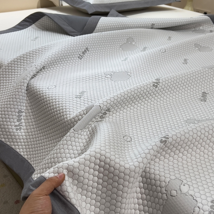 91家纺网 家纺一手货源 找家纺 卡初家居（原微来） 2025新款舒睡冰豆豆抱抱龙系列席子凉席 sheep sheep-灰（床席款）