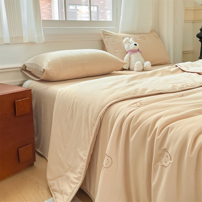 91家纺网 家纺一手货源 找家纺 盛秋家纺 2026新款A类水洗棉刺绣夏被 奶茶小熊