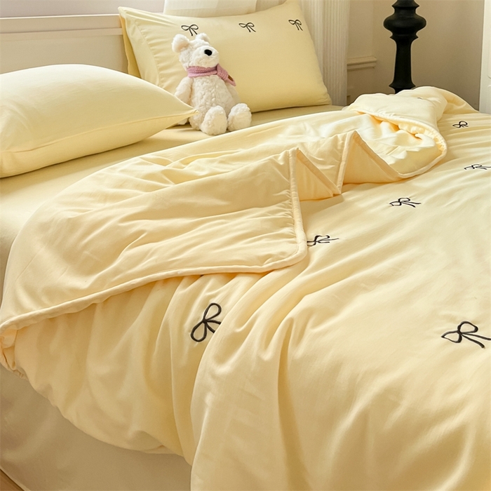 91家纺网 家纺一手货源 找家纺 盛秋家纺 2026新款A类水洗棉刺绣夏被 奶黄蝴蝶结