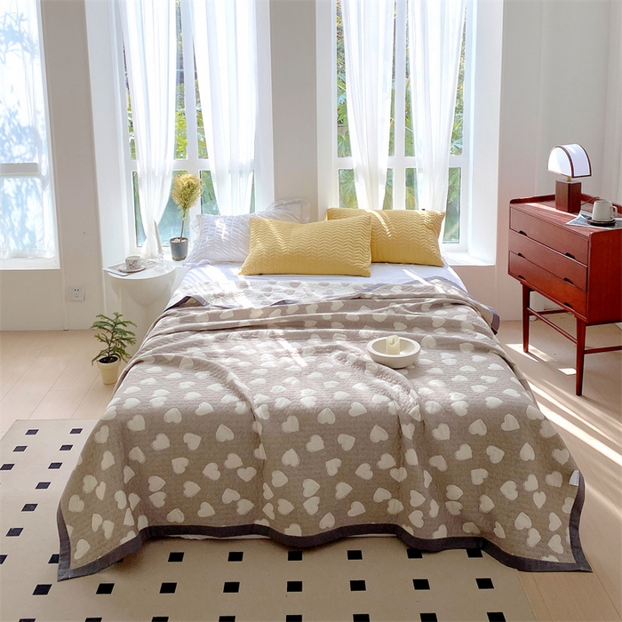 91家纺网 家纺一手货源 找家纺 萌飞 2025新款a类全棉三层纱多功能毛巾被盖毯床单夏被空调被 甜蜜爱心-咖