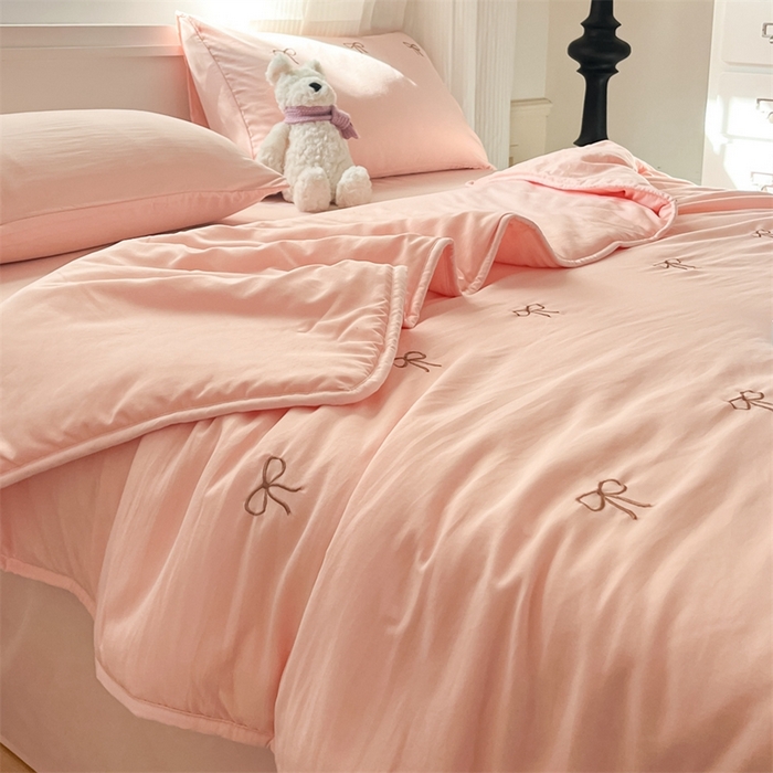 91家纺网 家纺一手货源 找家纺 盛秋家纺 2026新款A类水洗棉刺绣夏被 奶油粉蝴蝶结