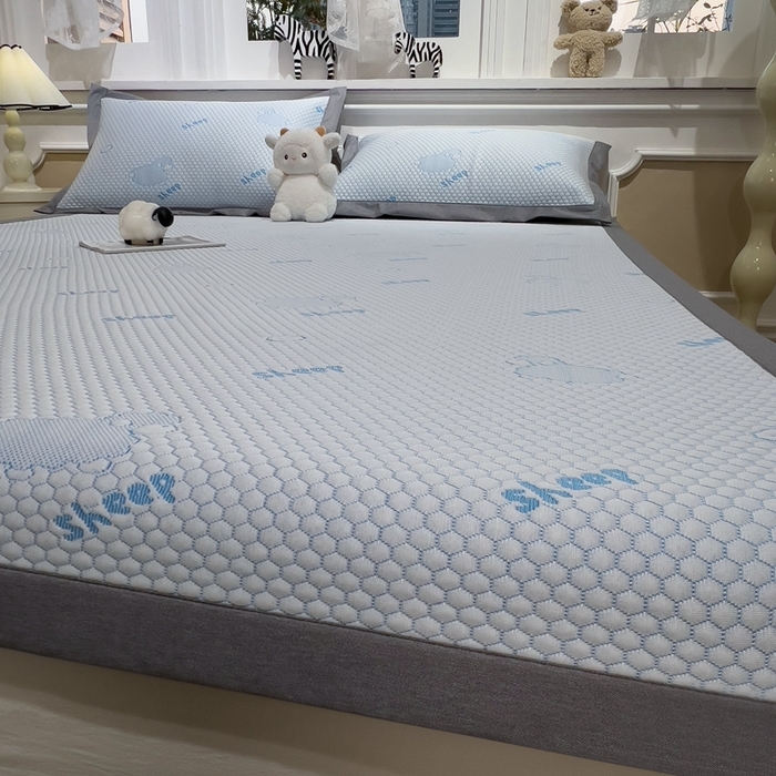 91家纺网 家纺一手货源 找家纺 卡初家居（原微来） 2025新款舒睡冰豆豆抱抱龙系列席子凉席 sheep sheep-蓝（床席款）