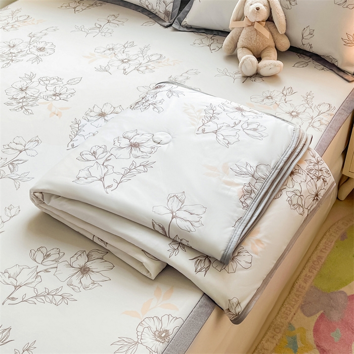 91家纺网 家纺一手货源 找家纺 2025新款A类碳光冰丝印花凉席学生床席空调被夏被四件套配送买家秀 花枝