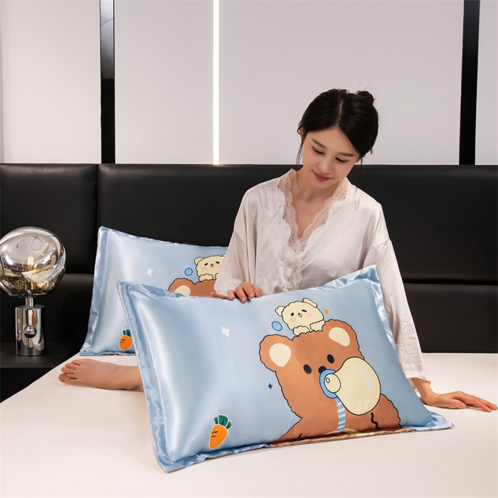 91家纺网 家纺一手货源 找家纺 梦舒羽 2025新款可水洗冰丝卡通枕套宿舍48x74cm单人凉爽枕头套 乖巧熊宝