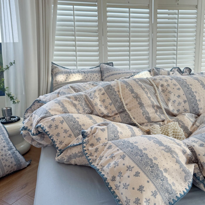 91家纺网 家纺一手货源 找家纺 金丝鸟家纺 2025新款全棉双层纱贝壳边四件套花卉系列 蓝色花纹