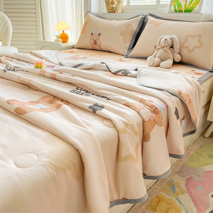 91家纺网 家纺一手货源 找家纺 2025新款A类碳光冰丝印花凉席学生床席空调被夏被四件套配送买家秀 卡皮巴拉