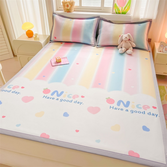 91家纺网 家纺一手货源 找家纺 2025新款A类碳光冰丝印花凉席学生床席空调被夏被四件套配送买家秀 彩虹草莓