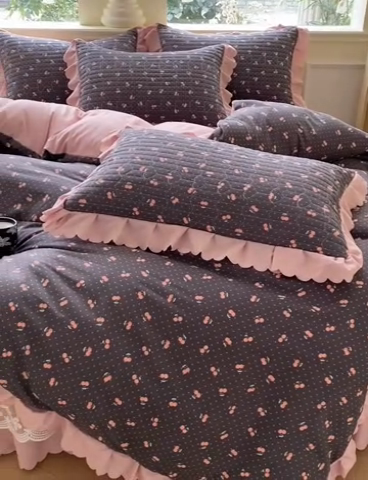 91家纺网 家纺一手货源 找家纺 珍爱家纺 2025新款A类针织棉双层纱夹棉床盖床裙花边单件三件四件套樱桃