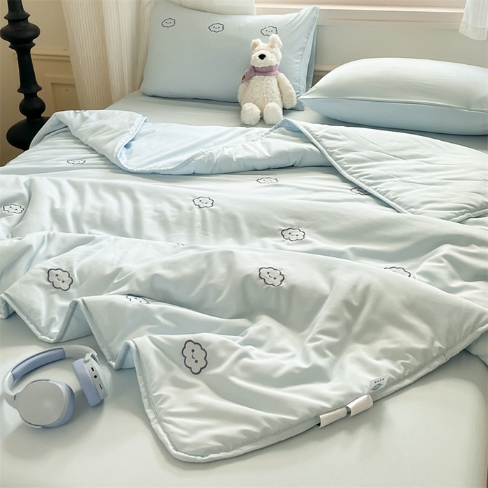 91家纺网 家纺一手货源 找家纺 盛秋家纺 2026新款A类水洗棉刺绣夏被 天空蓝云朵