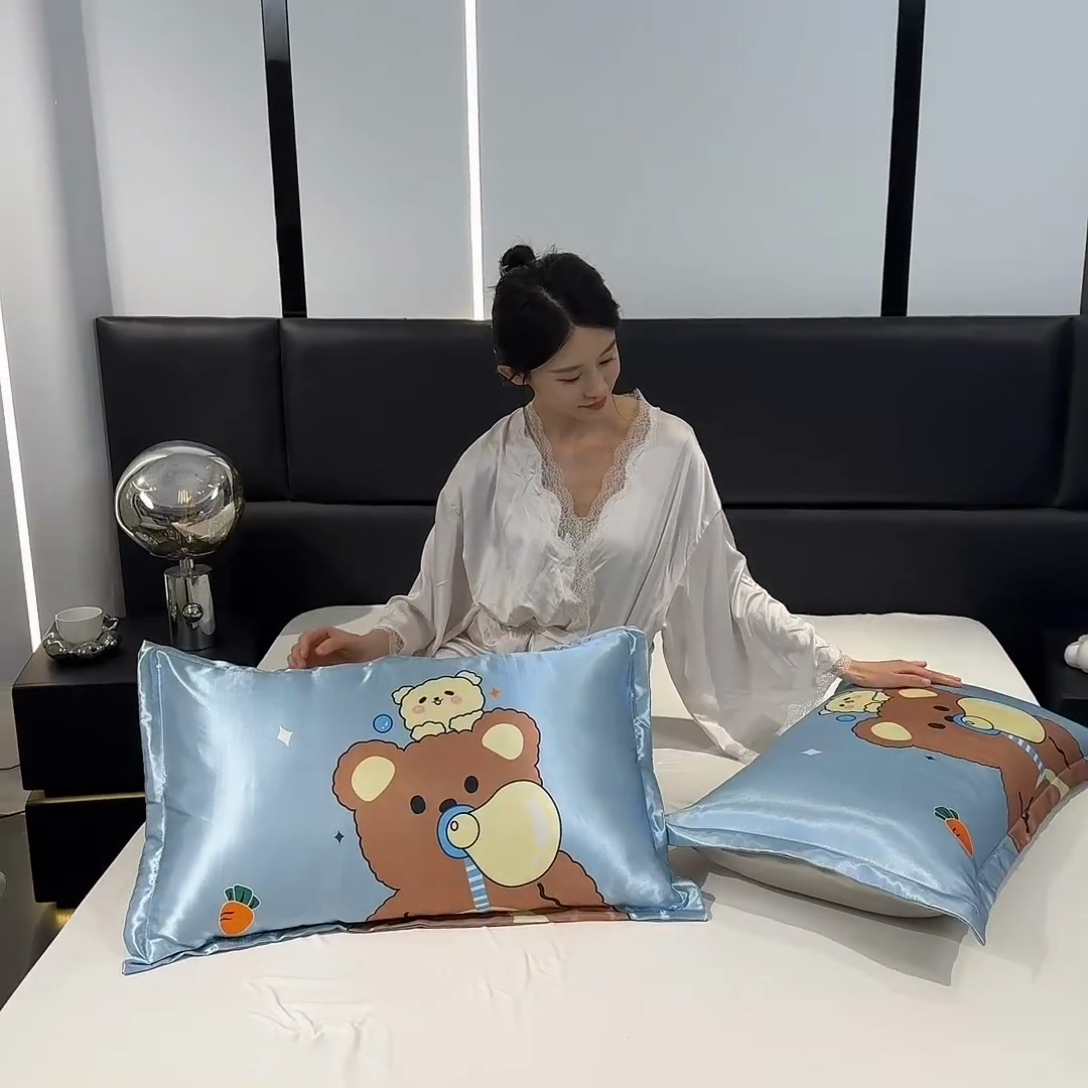91家纺网 家纺一手货源 找家纺 梦舒羽 2025新款可水洗冰丝卡通枕套宿舍48x74cm单人凉爽枕头套 乖巧熊宝