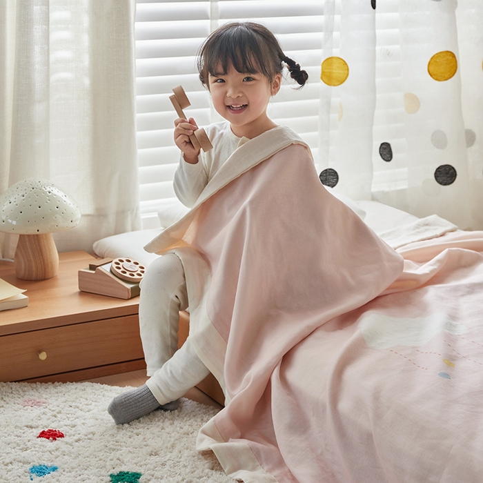 91家纺网 家纺一手货源 找家纺 荷马之梦 2025新款A类原创卡通数码印花全棉双层纱儿童盖毯-轻氧系列 蓝风铃兔