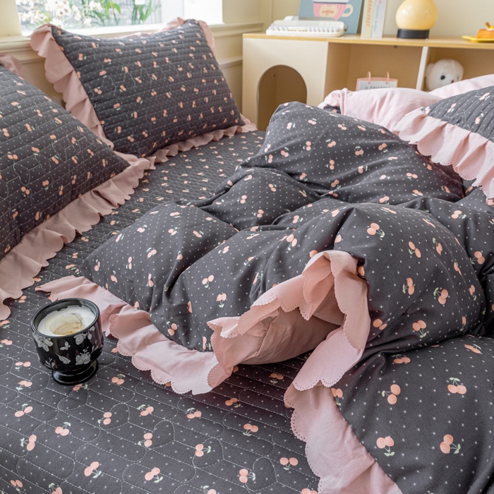 91家纺网 家纺一手货源 找家纺 珍爱家纺 2025新款A类针织棉双层纱夹棉床盖床裙花边单件三件四件套樱桃