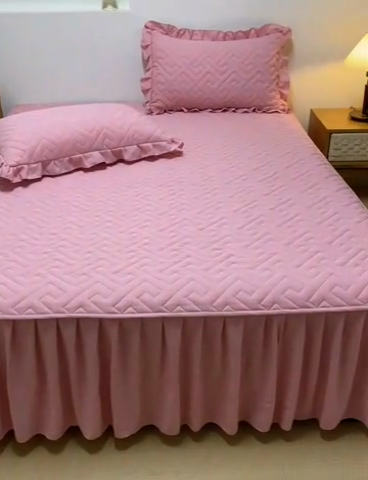 91家纺网 家纺一手货源 找家纺 屹成家纺 2025新款水洗泡泡棉床裙 藕豆沙