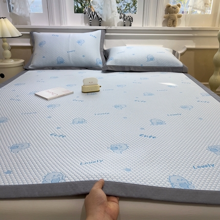 91家纺网 家纺一手货源 找家纺 （总）卡初家居（原微来） 2025新款舒睡冰豆豆抱抱龙系列席子凉席