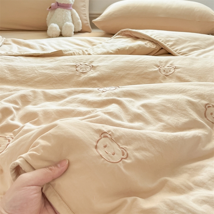 91家纺网 家纺一手货源 找家纺 盛秋家纺 2026新款A类水洗棉刺绣夏被 奶茶小熊