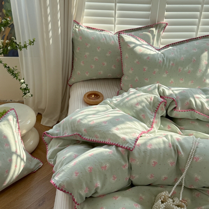 91家纺网 家纺一手货源 找家纺 金丝鸟家纺 2025新款全棉双层纱贝壳边四件套花卉系列 绿色蝴蝶结