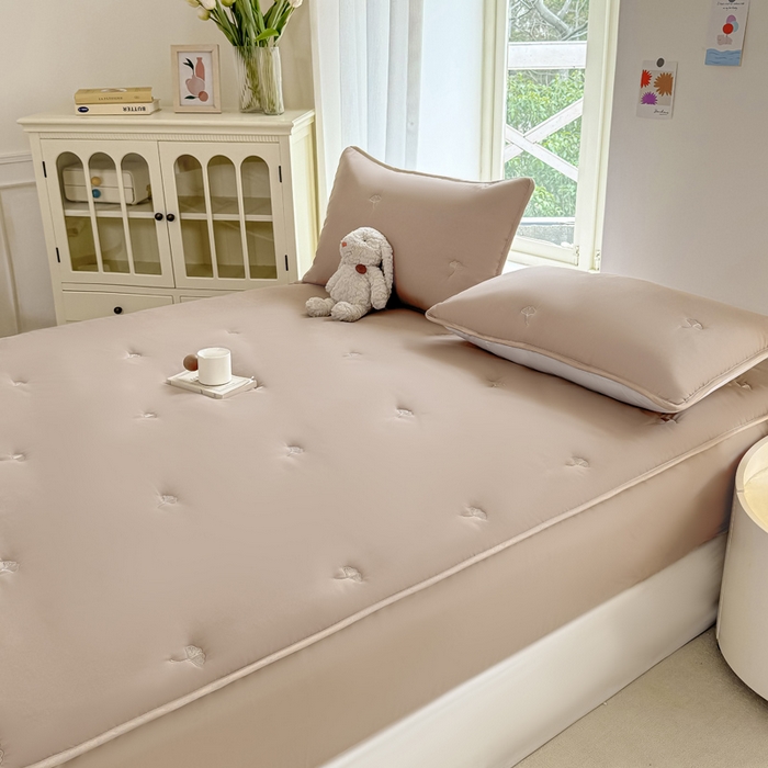 91家纺网 家纺一手货源 找家纺 萌飞 2025新款A类亲肤大豆棉刺绣夹棉床笠床褥学生床垫 银杏叶驼