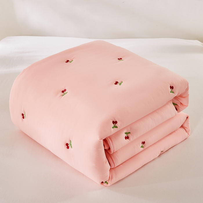 91家纺网 家纺一手货源 找家纺 萌飞 2025新款A类亲肤大豆棉刺绣夏被四件套 樱桃粉