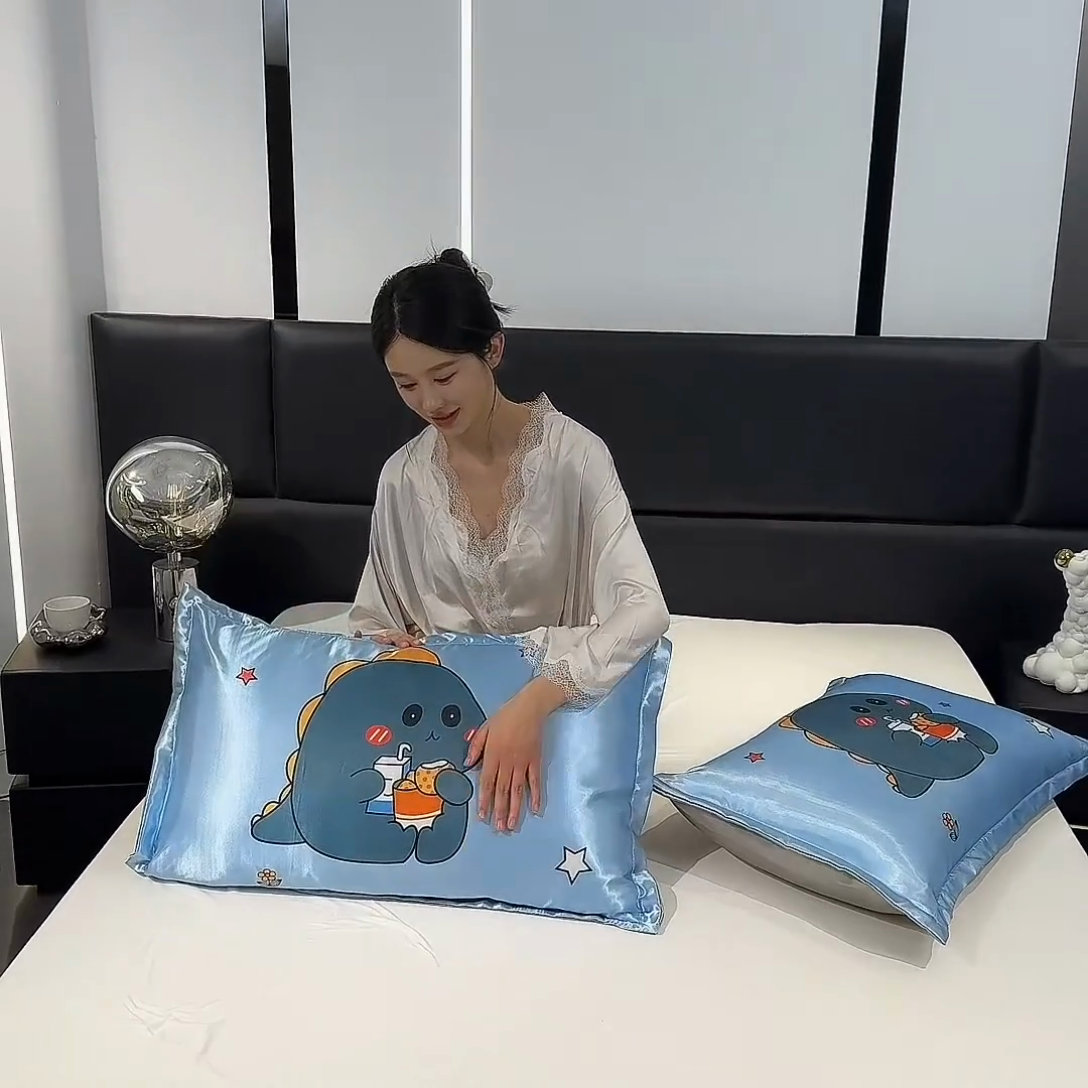 91家纺网 家纺一手货源 找家纺 梦舒羽 2025新款可水洗冰丝卡通枕套宿舍48x74cm单人凉爽枕头套 贪吃龙