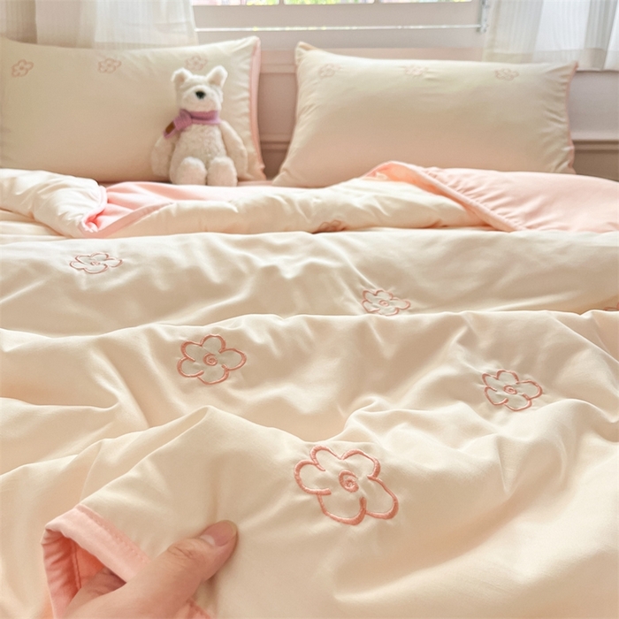 91家纺网 家纺一手货源 找家纺 盛秋家纺 2026新款A类水洗棉刺绣夏被 奶昔白花朵