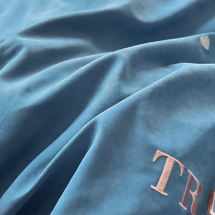 91家纺网 家纺一手货源 找家纺 （总）曲之慕 2025新品四季款高端刺绣四件套简约可水洗轻奢纯色刺绣四件套--馨花漫舞