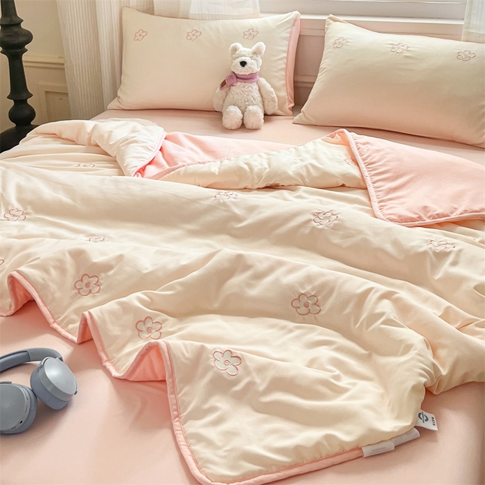 91家纺网 家纺一手货源 找家纺 盛秋家纺 2026新款A类水洗棉刺绣夏被 奶昔白花朵