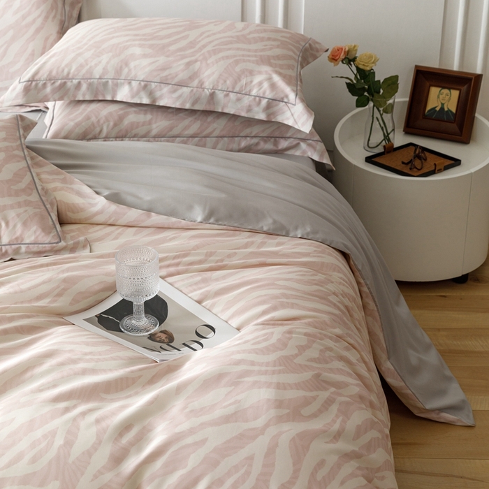 91家纺网 家纺一手货源 找家纺 金奇达2025新款【休闲午后】-轻氧水光莱赛尔四件套（标准号全网控价（折后券后）不低于258） 斑尼粉