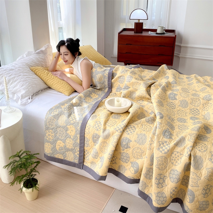 91家纺网 家纺一手货源 找家纺 鸣升家纺 2025新款a类全棉三层纱多功能毛巾被盖毯床单夏被空调被 百变猫咪-黄