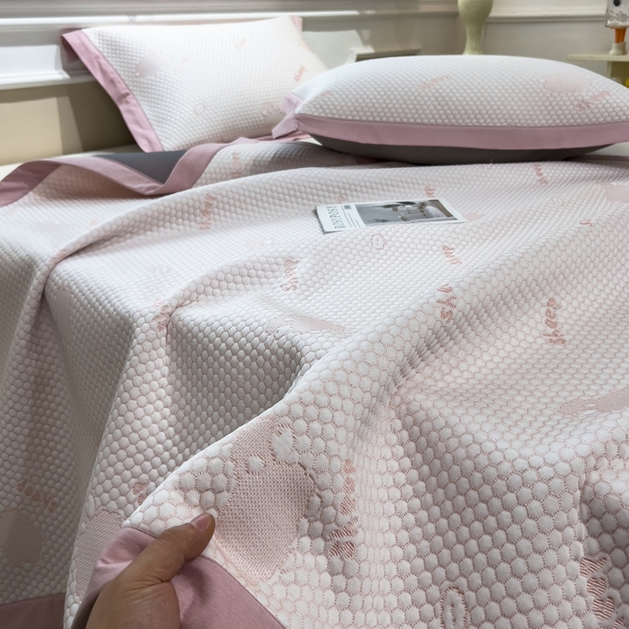 91家纺网 家纺一手货源 找家纺 卡初家居（原微来） 2025新款舒睡冰豆豆抱抱龙系列席子凉席 sheep-sheep-淡雅粉（床席款）