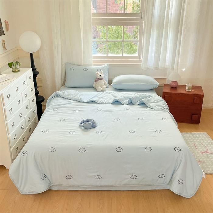 91家纺网 家纺一手货源 找家纺 盛秋家纺 2026新款A类水洗棉刺绣夏被 天空蓝云朵