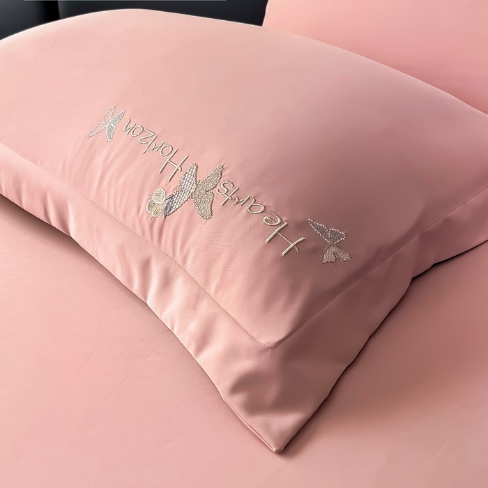 91家纺网 家纺一手货源 找家纺 曲之慕 2025新品四季款高端刺绣四件套简约可水洗轻奢纯色刺绣四件套 梦飞令浪漫粉