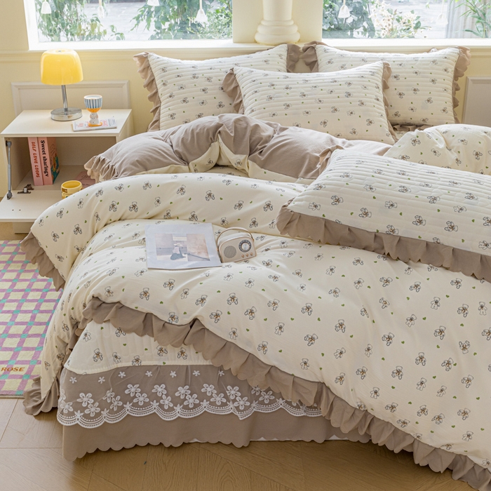 91家纺网 家纺一手货源 找家纺 珍爱家纺 2025新款A类针织棉双层纱夹棉床盖床裙花边单件三件四件套宝贝熊