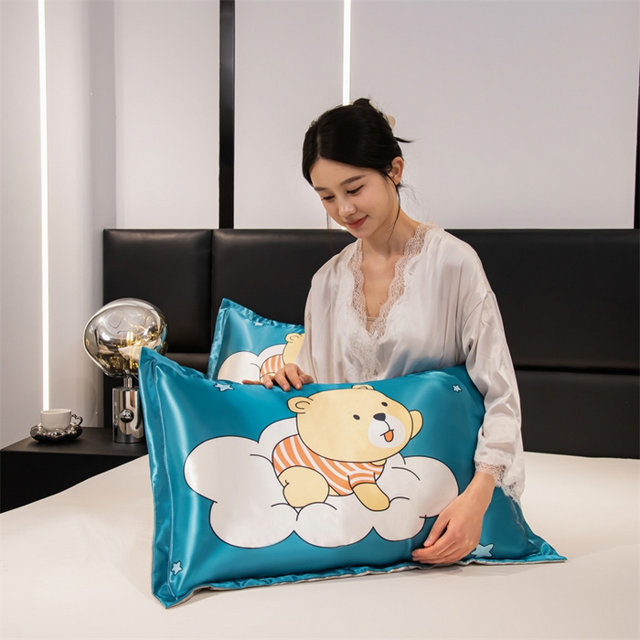 91家纺网 家纺一手货源 找家纺 梦舒羽 2025新款可水洗冰丝卡通枕套宿舍48x74cm单人凉爽枕头套 云端小熊