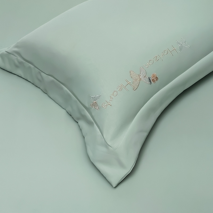 91家纺网 家纺一手货源 找家纺 曲之慕 2025新品四季款高端刺绣四件套简约可水洗轻奢纯色刺绣四件套 梦飞令浅绿